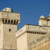 Svetta sul complesso il minareto a cupola, che culmina con un candelabro in ferro a forma di mezzaluna, simbolo della fede islamica
